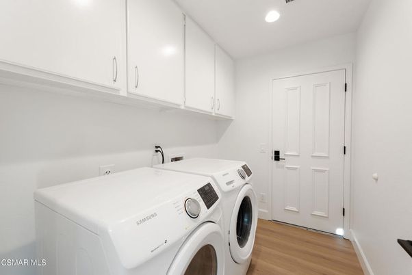 Interior, Recessed Lighting, Washer, Wood Texture Flooring