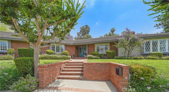Exterior, Facade, Brick Facade, Ranch