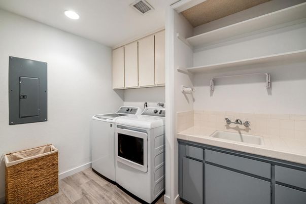 Interior, Recessed Lighting, Washer, Wood Texture Flooring