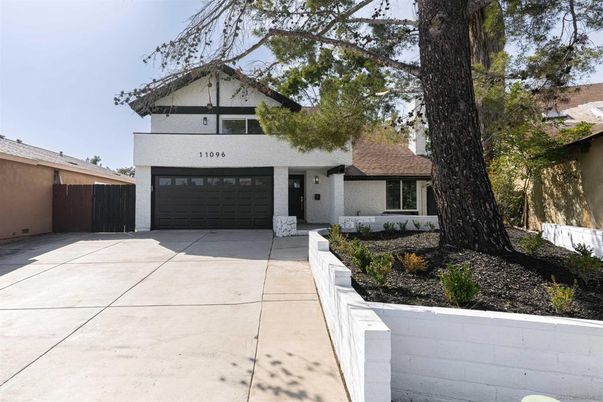Attached, Exterior, Facade, American Craftsman