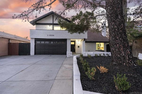 Attached, Exterior, Facade, American Craftsman