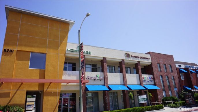 Exterior, Facade, Modern