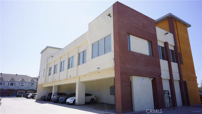 Exterior, Facade, Brick Facade, Rowhouse