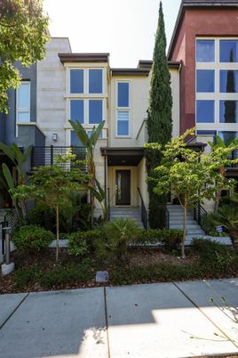 Exterior, Facade, Rowhouse