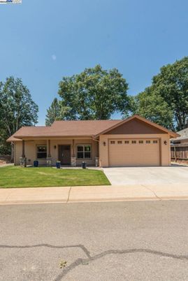 Attached, Exterior, Facade, Ranch