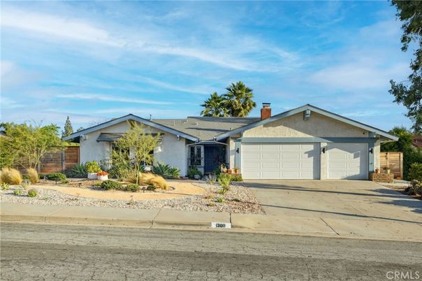 Attached, Exterior, Facade, Ranch