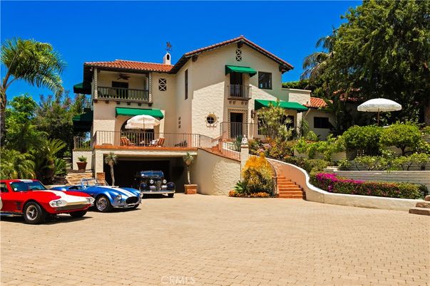 Exterior, Facade, Mediterranean