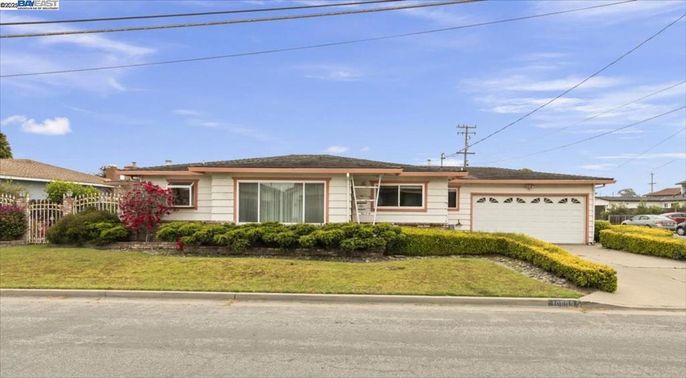 Attached, Exterior, Facade, Ranch