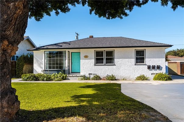 Backyard, Exterior, Facade, Ranch