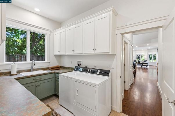 Interior, Recessed Lighting, Washer, Wood Texture Flooring