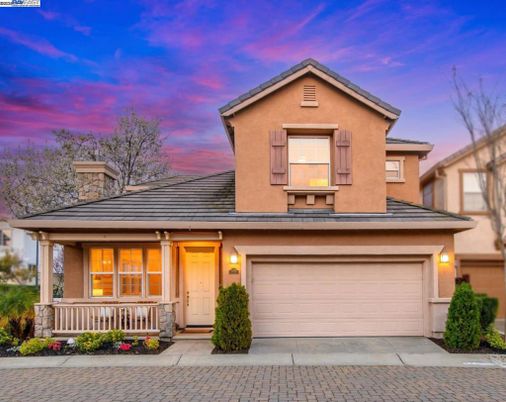 Attached, Exterior, Facade, American Craftsman