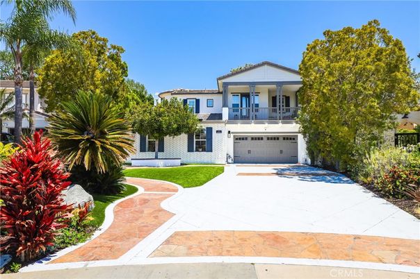 Attached, Exterior, Facade, Mediterranean