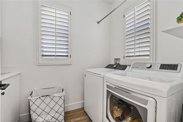 Interior, Washer, Wood Texture Flooring