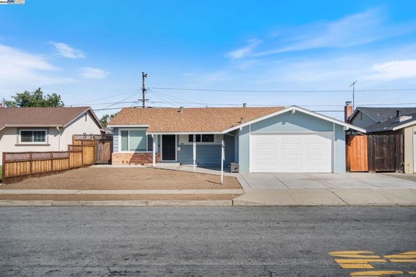 Attached, Exterior, Facade, Ranch