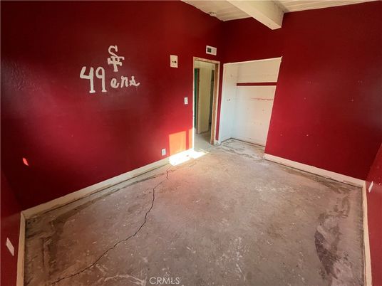 Empty room, Interior