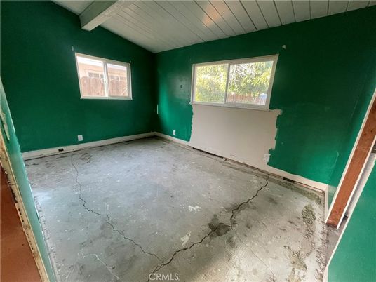 Empty room, Interior