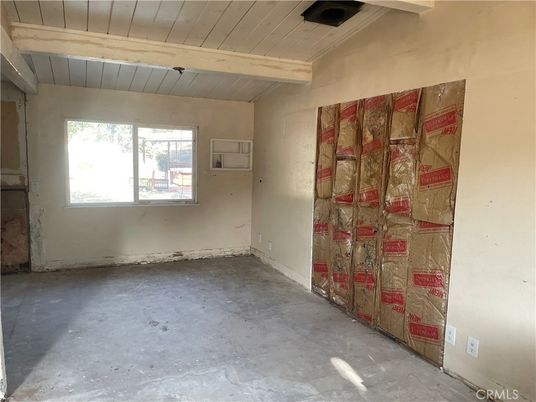 Empty room, Interior