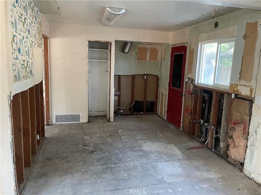 Empty room, Interior