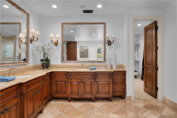 Bathroom, Dual Sink Vanities, Interior, Recessed Lighting