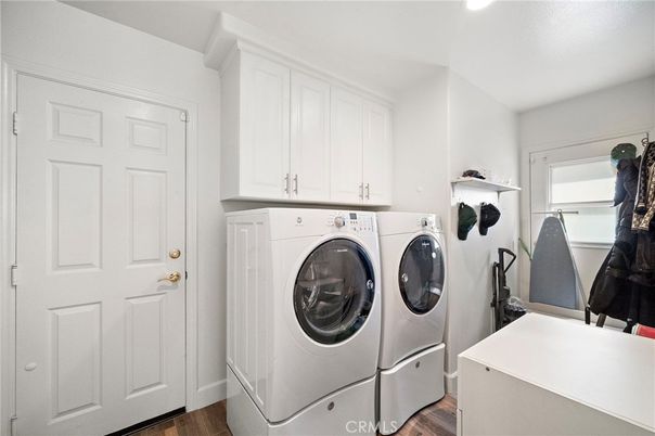 Interior, Recessed Lighting, Washer, Wood Texture Flooring