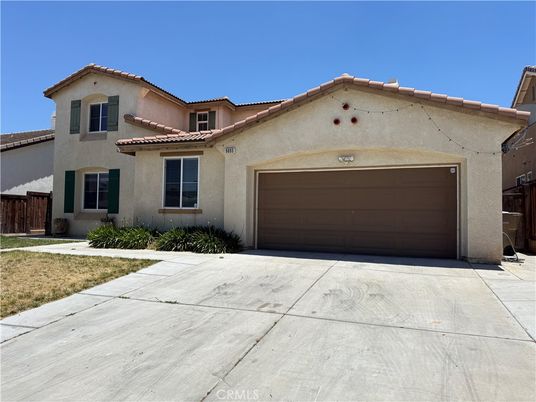 Attached, Exterior, Facade, Mediterranean