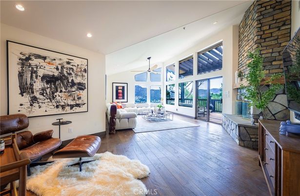 Interior, Living room, Pendant Lights, Recessed Lighting, Stone Walls, Wood Texture Flooring