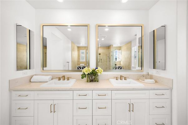 Bathroom, Dual Sink Vanities, Interior, Recessed Lighting