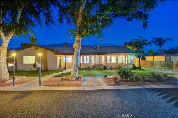 Backyard, Exterior, Facade, Ranch