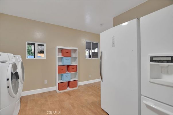 Interior, Washer, Wood Texture Flooring