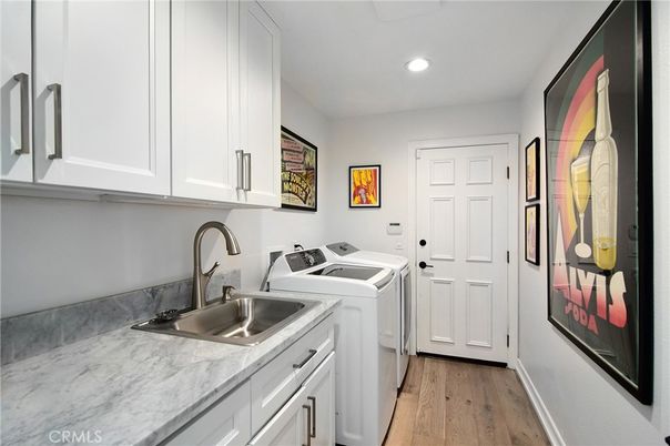 Interior, Recessed Lighting, Washer, Wood Texture Flooring