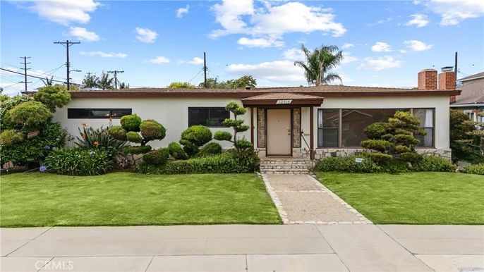 Exterior, Facade, Ranch