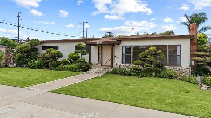 Backyard, Exterior, Facade, Ranch