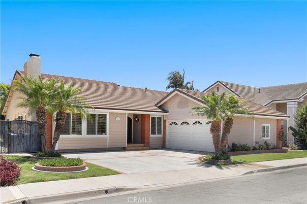 Attached, Exterior, Facade, Ranch