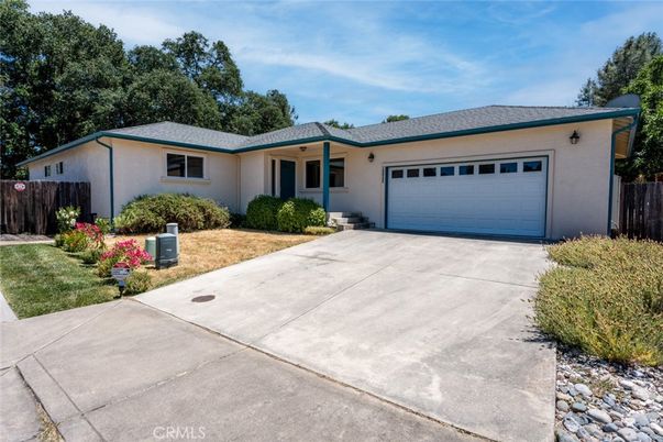 Attached, Exterior, Facade, Ranch