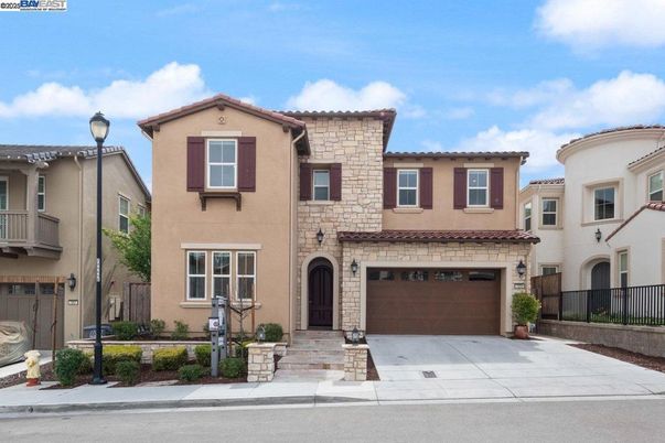 Attached, Exterior, Facade, Mediterranean