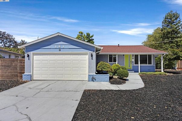 Attached, Exterior, Facade, Ranch