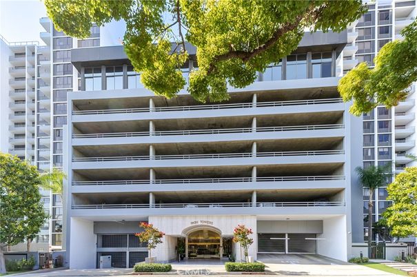 Exterior, Facade, Condo Building