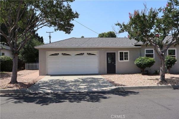 Attached, Exterior, Facade, Ranch