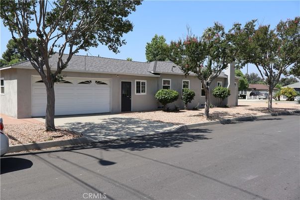Attached, Exterior, Facade, Ranch