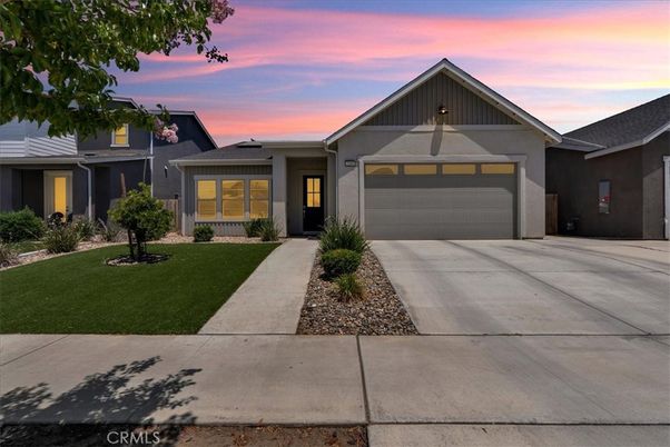 Attached, Exterior, Facade, American Craftsman