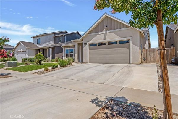 Attached, Exterior, Facade, American Craftsman