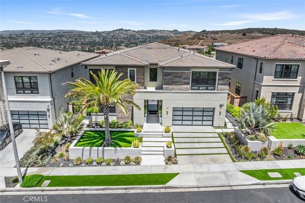 Attached, Exterior, Facade, Mediterranean