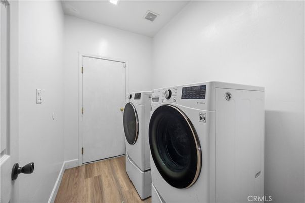Interior, Recessed Lighting, Washer, Wood Texture Flooring