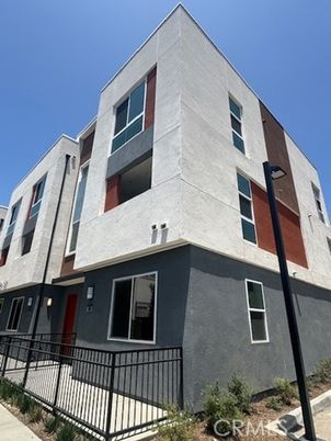 Exterior, Facade, Rowhouse