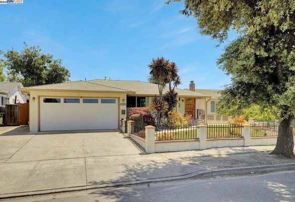 Attached, Exterior, Facade, Ranch
