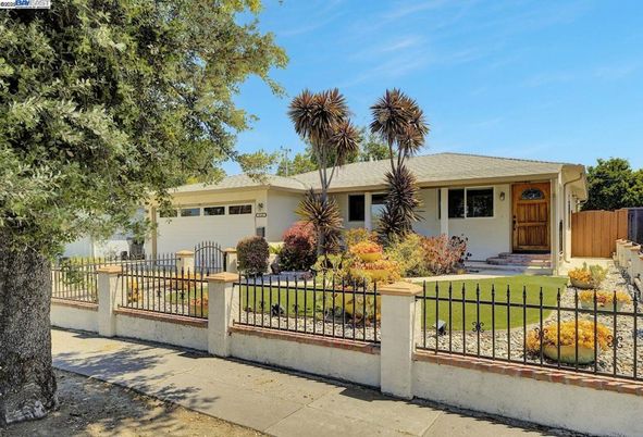 Attached, Exterior, Facade, Ranch
