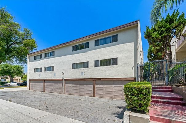 Attached, Exterior, Facade, Modern