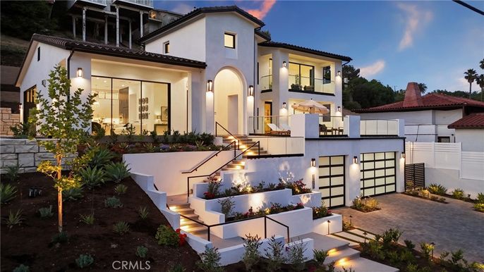 Attached, Exterior, Facade, Mediterranean