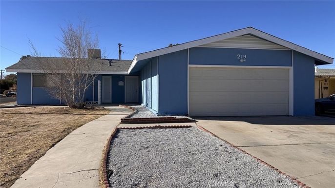 Attached, Exterior, Facade, Ranch
