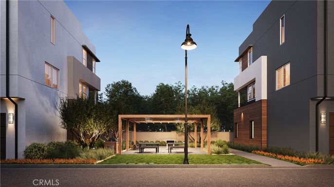 Exterior, Facade, Modern